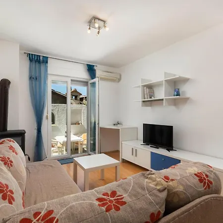 Cozy Fritz With Garage Apartment