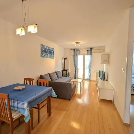 Cozy Fritz With Garage Apartment *