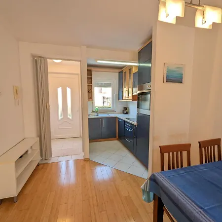 Cozy Fritz With Garage Apartment
