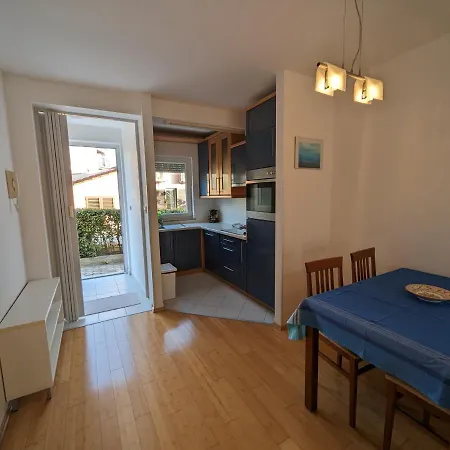 Cozy Fritz With Garage Apartment *